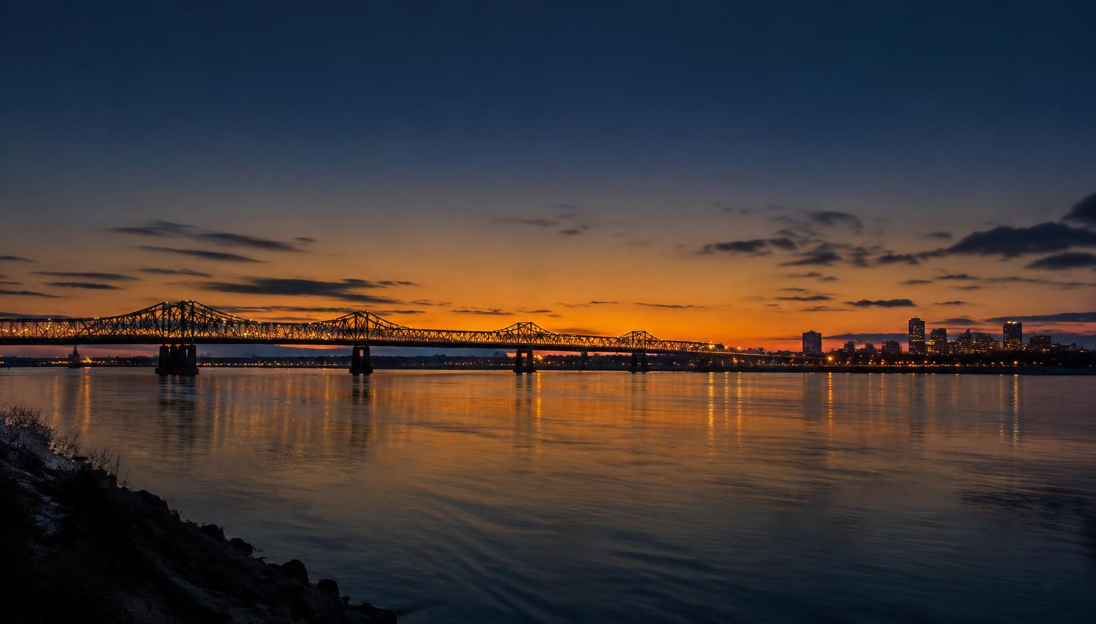 Mississippi River bridge at dusk seen from the Illinois side